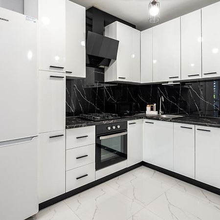 Avalon Time Apartment Lviv Buitenkant foto